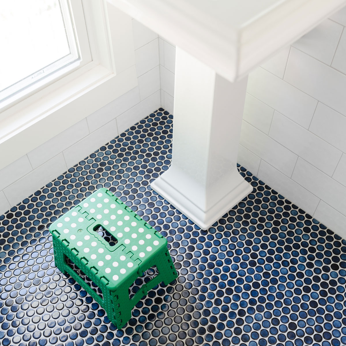 Blue bathroom floor tile